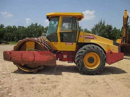 Аренда вибрационного грунтового катка с водителем «Dynapac Ca151pd» компания «Кр