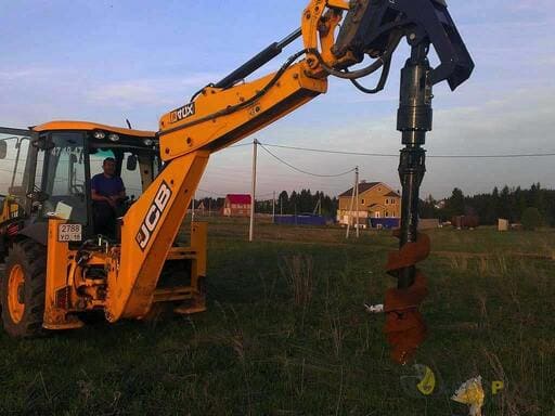 Аренда ямобура на базе экскаватора погрузчика компания «Аренда Спецтехники» 