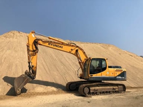 Гусеничный экскаватор «Hyundai R 220» от «Аренда Спецтехники»