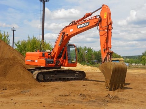 Гусеничный экскаватор «Doosan DX 225» от «Аренда Спецтехники»