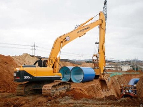 Гусеничный экскаватор «Hyundai R 300-9s» от «Аренда Спецтехники»