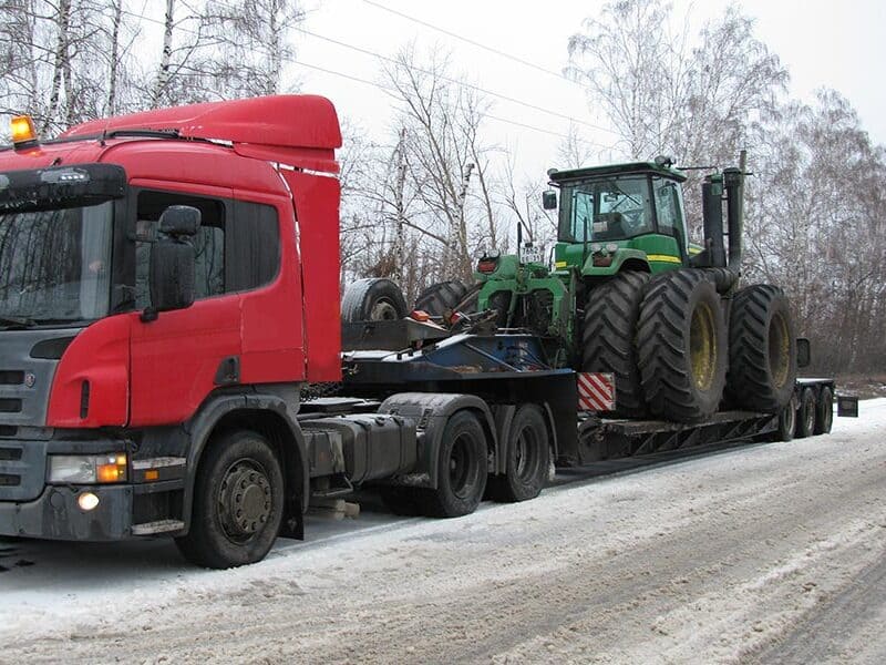 Перевозка трактора на трале